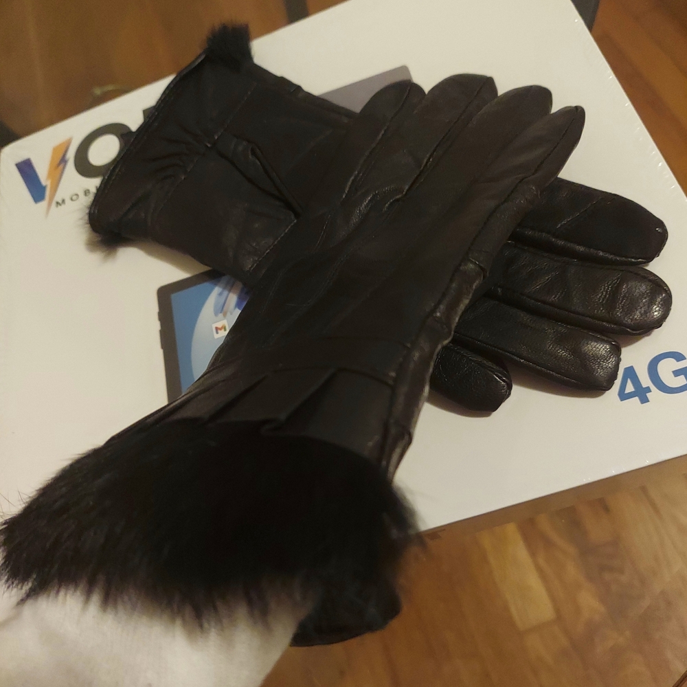 Elegant Black Leather Gloves with Fur Trim